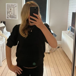Svart tröja - Super fin svart tröja från JDY, väldigt liten i storleken denna är L men sitter som M/S🌸
