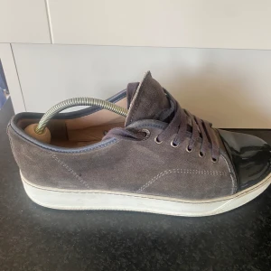 Lanvin  - Lanvin skor storlek 41 från börjar men passar bättre på 42. Inget fel på skorna ändats lite solblekta. Kontakta mig vid frågor.