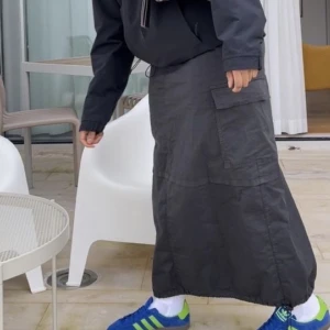 Cargo kjol - Väldigt snygg cargo kjol från weekday, relativt lång, jag är 168cm 💞🥰 original pris 550, jag säljer för 200 då jag vill bli av med kläder ❤️