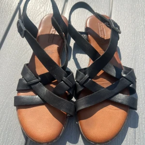 Sandaler i skinn 36 - Ett par mycket mjuka och sköna läder sandaler i stl 36 Sparsamt använda under en semester vecka.   Nypris 499kr