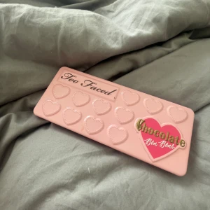 Många färger och knappt använd bra Highlighter - Bra för fäster och smink och fins inte så många sånna här så de vanliga priset är typ 530kr vanligt men jag säljer för 379 jag har använt den typ 4 gånger 