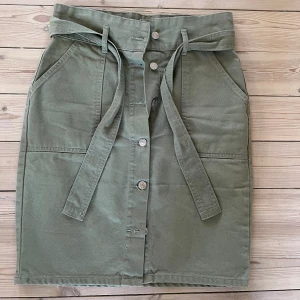 Jeanskjol  - Jättefin jeanskjol med knappar och fickor framtill 