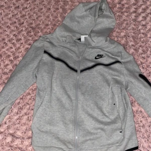 Nike tech - Säljer denna fina nike tech koftan som inte kommer till användning ser ut som ny inte mycket använd, köparen står för frakt!
