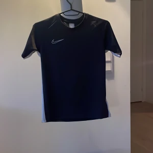Nike träningströja  - Nike träningströja i använt men gott skick.