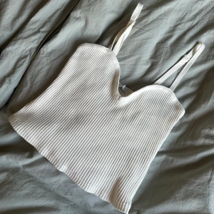 Stickad Linne - Söt stickat linne från zara, i fint skick 🌸😊
