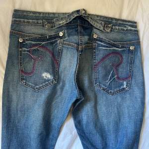 As snygga replay jeans som tyvärr var för små😭 jättefina lila detaljer på fickorna o lila knappar💕 är w31 och l34, midjemåttet är ca 84 och innerbenslängden är ca 82 cm