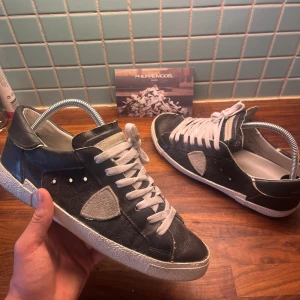 Philippe model - Säljer mina riktigt feta Philippe models i storlek 41 som är i bra skick. Dom är svarta och vita med riktigt snygga guld detaljer. Vita och svarta snören kommer✅ pris kan diskuteras