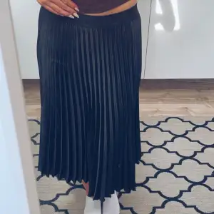 Svart lång satin kjol från hm storlek xs🤍☀️