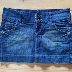 Jeanskjol  - Säljer denna så snygga jeans kjolen då den tyvärr inte passade mig💗