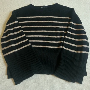 Randig tröja från Gina - Superfin randig tröja från Gina. Har slits på ärmarna och är mjuk i materialet. Perfekt för sommarkvällar. 