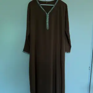 Brun abaya i storlek S. Kontakta mig för fler bilder💓 Endast frakt!