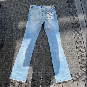 Helt nya jeans från Odd Molly med lappen kvar. Storlek 27. Midjemått: 35,5 cm. Innerbenslängd: 84 cm🥰 Kan ej visa på då de är för små!