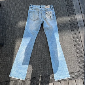 Low waist jeans Odd Molly - Helt nya jeans från Odd Molly med lappen kvar. Storlek 27. Midjemått: 35,5 cm. Innerbenslängd: 84 cm🥰 Kan ej visa på då de är för små!