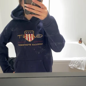 Gant hoddie  - Bra skick, passar de flesta i storleken mellan xs-s hoddien är väldigt mörkblå så mest åt det svarta hållet men man ser att den är blå 