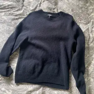 Säljer denna snygga stickade marinblå tröja från Uniqlo då den blivit för liten för liten för mig Storleken är M men passar nog även S då den är ganska liten i storlek Skicket är mycket bra 