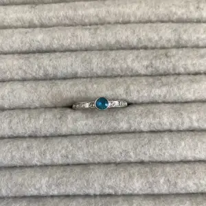 En blå ring ifrån en second hand 18 mm tvärs över 🩷