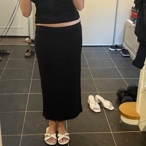 Långkjol - Kjol. Aldrig använd. 