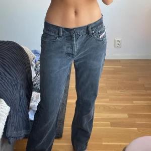 Diesel Jeans - vintage diesel jeans i använt skick. köpta här på plick och den förra ägaren hade klippt ett extra knapphål så att de kan sitta tajtare i midjan, syns dock nästan inte alls. Jag är 170cm och de är ner till fötterna på mig ❤️