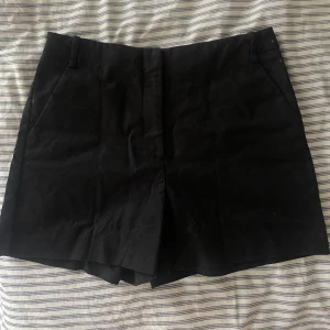 Svarta Zara shorts - Äldre modell från Zara i stl M