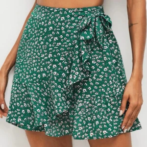 Blommig kjol - Säljer denna fina gröna blommiga kjolen från shein i storlek XS i ett super bra skick 💚 