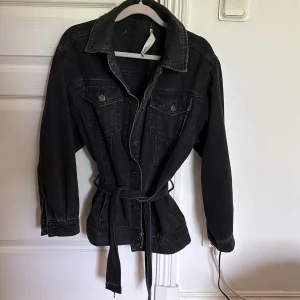 Svart jeansjacka med bälte - Svart jeansjacka med bälte från Zara. Perfekt till sommarkvällar!  