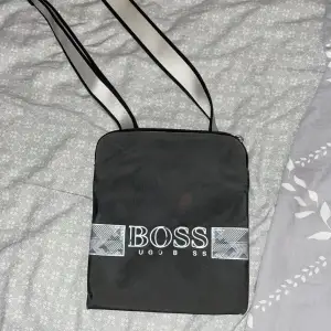 Äkta Hugo boss väska köpt för 1800 kr i bra skick 