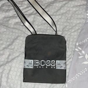 Äkta Hugo boss väska  - Äkta Hugo boss väska köpt för 1800 kr i bra skick 