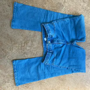 Säljer dessa jättefina flared lowwaist jeans från H&M! Bra skick! 💗 