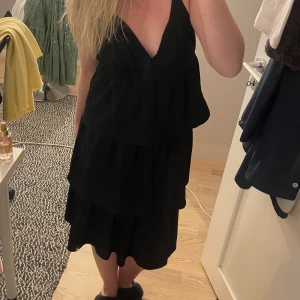 Klänning - Jag säljer denna fina knälånga svarta klänning från Vera Moda. Den är tre år gammal så finns inte kvar, men använde ett fåtal gånger. Den är i storleken S❤️