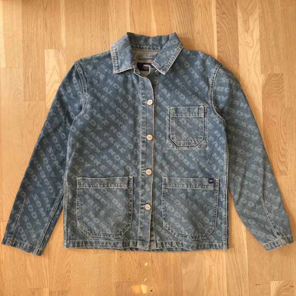 Riktigt nice denim jacka från Wood Wood i storlek 34. Skulle uppskatta det till en XS/S i damstorlek. Bra skick men solblekt lite här och var, se bilder för skick.  Mått: längd - 60cm, bredd - 49cm.  Hojta om du undrar ngt! <3. Jackor.