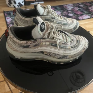 Air Max 97 - Mycket fina air Max 97 special utgåva , knappt använda och väldigt svåra o få tag i!!   Lägger priser på 3000kr men det går o diskutera! 