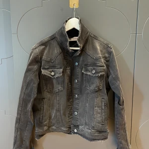 Jeansjacka - OBS❗️den är mycket mindre i storleken. Jag skulle säga att den passar någon som vanligtvis har s/m, även mindre om man vill ha den oversized.