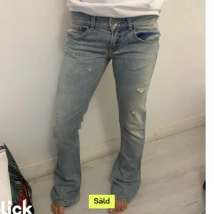Lågmidjade jeans  - Lågmidjade Bootcut jeans, intressekoll!köpte här på Plick, sååå snygga men de va tyvärr lite för stora i midjan på mig🥲