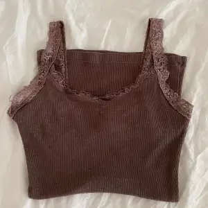 ”Vintage” linne med spets från 90-00 talets Abercrombie & fitch. Fint skick, enda ”defekten” är att trådarna längst ut på spetsen kan va lite utsliten på vissa ställen🤎