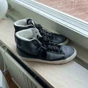 Nike sneakers  - Nike, Sneakers, art:586304-001, grå, Strl: 38.5, Läder/Gummi Använd ett par gånger 