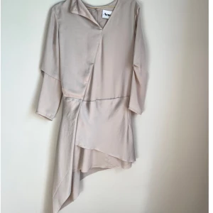 Acne klänning - Klänning från Acne med någon liten fläck. 