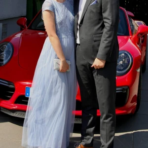 Balklänning  - Världens finaste balklänning i ljusblått med spets och öppen rygg. Kjol i flera lager av tyll med foder. Uppsydd hos skräddare för att passa mig som är ca 170 (med klackskor). Endast använd en gång, helt underbar!