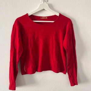 Prada tröja - En snygg & enkel tröja som är lite croppad. 