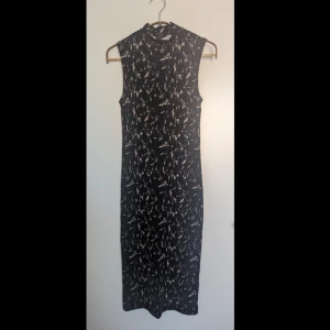 Klänning från Monki - Tight midiklänning från Monki, strl S men är liten i storlek. Liten slits bak, se bild. 