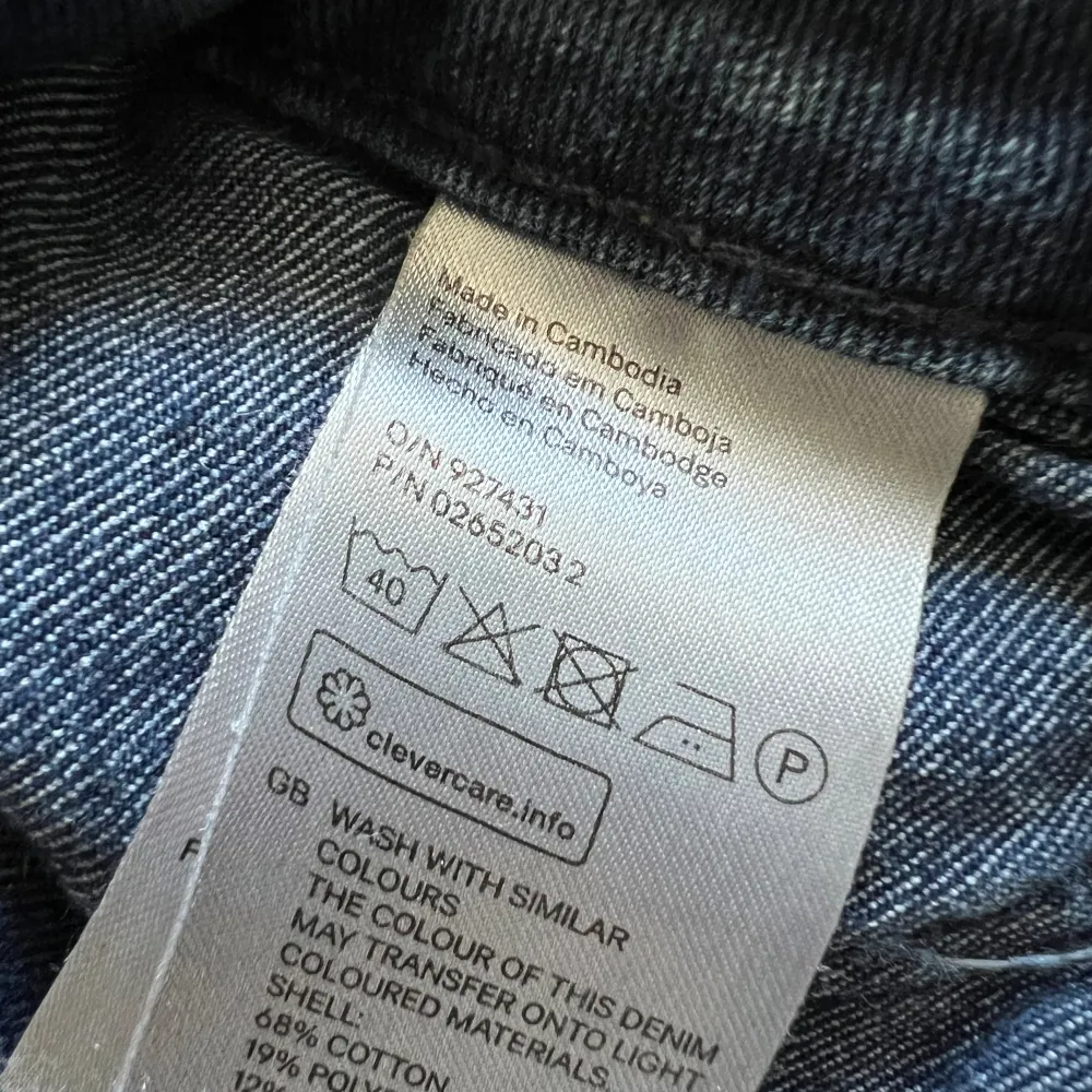 Blå high waist/högmidjade skinny ankle/avsmalnad ankel jeans från H&M. I väldigt bra skick. Storlek 28, normal i storleken. Upphämtning i Malmö möjligt. . Jeans & Byxor.