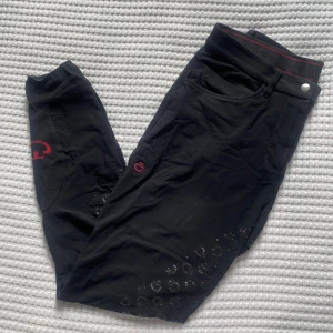 Cavalleria Toscana ridbyxor - Cavalleria Toscana American Breeches strl IT42. Helskodda och svarta. Nypris är 2799kr, 1200kr eller bud. 