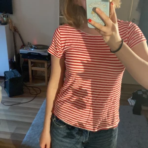 Randig t-shirt - En röd randig t-shirt från HM☺️