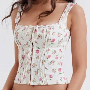 House of Cb liknande topp - Första bilden är lånad. De andra två är mina bilder med den på. Fick den som present och den liknar väldigt mycket toppen från House of Cb. Den är ny och använd en gång. Storleken är xs men tröjan är stretchig och skulle passa en s.