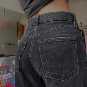 Levi’s jeans - Nypris 1319kr. W28, innerbenslängd 79cm.