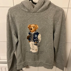 Ralph Lauren Bearhoodie  - Så fet hoodie. Slut överallt.  Fint skick. Passar 8-11 åring. 