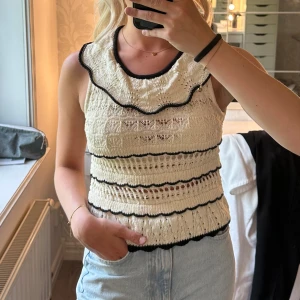 Zara topp - Superfin Topp från Zara, använd ett fåtal gånger så fortfarande i väldigt fint skick, perfekt till sommaren!🙌🏻 Fraktkostnad kan tillkomma beroende på vart den ska skickas 