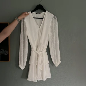 Gina Tricot klänning  - Säljer min gamla Gina Tricot klänning som är andvänd en gång! Fortfarande i väldigt bra skick, klänningen säljs inte längre. Perfekt till skolavslutning eller midsommar🥰