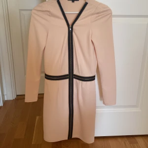Smickrande klänning - Klänning från missguided i stl 8(34-36)  Stretch  Väldigt fint skick
