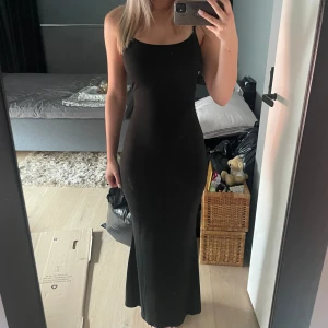 Klänning - Lång svart klänning som sitter jätte snyggt💗