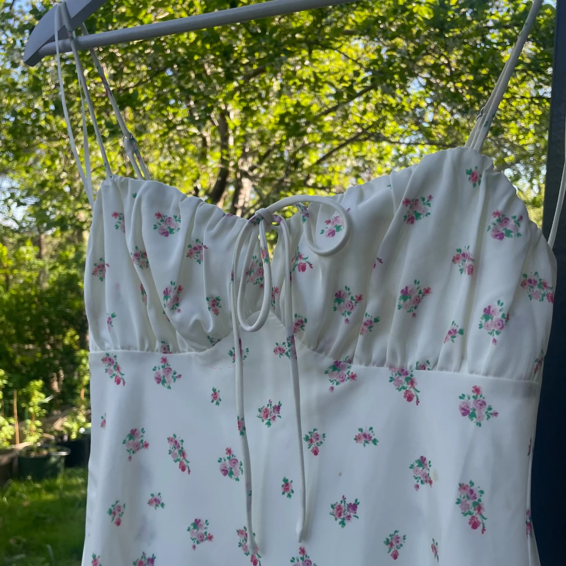 Blommig vit klänning - 90